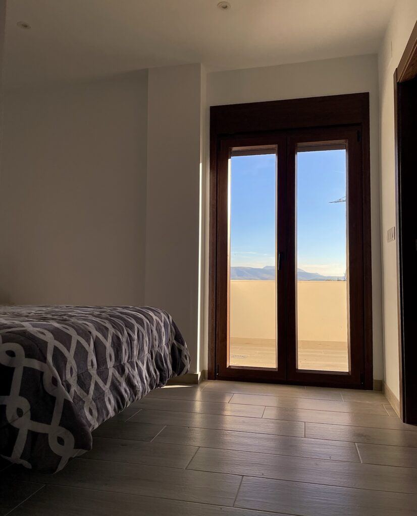 Ventana en un dormitorio