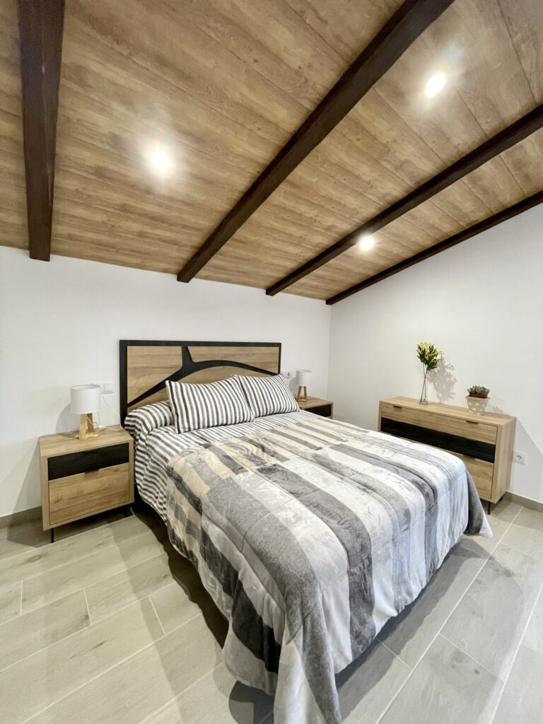 Dormitorio con cama de matrimonio